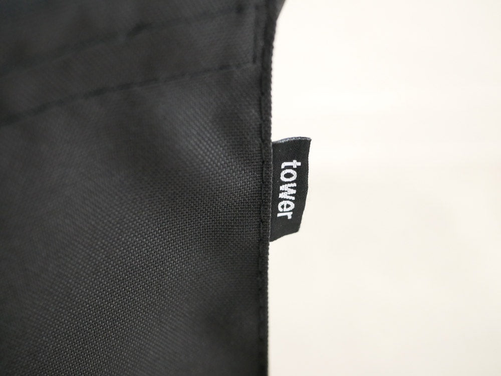 YAMAZAKI/towerブランドのストラップ付き手荷物収納ボックス