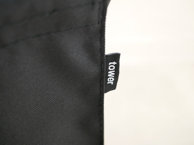 YAMAZAKI/towerブランドのストラップ付き手荷物収納ボックス