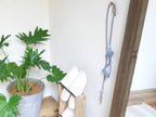 天然素材とロープを使用したTOOLS FOR THE DOGのドッグリードが、花鉢と観葉植物とともに配置されています。