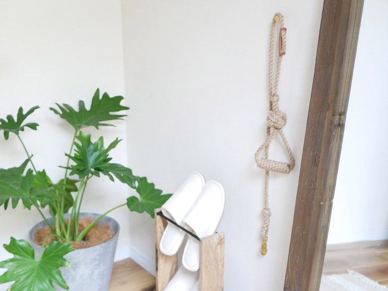 TOOLS FOR THE DOGの手染め日本製ドッグリード。天然素材のロープと木製プランクを使用し、小型犬から中型犬に適したデザイン