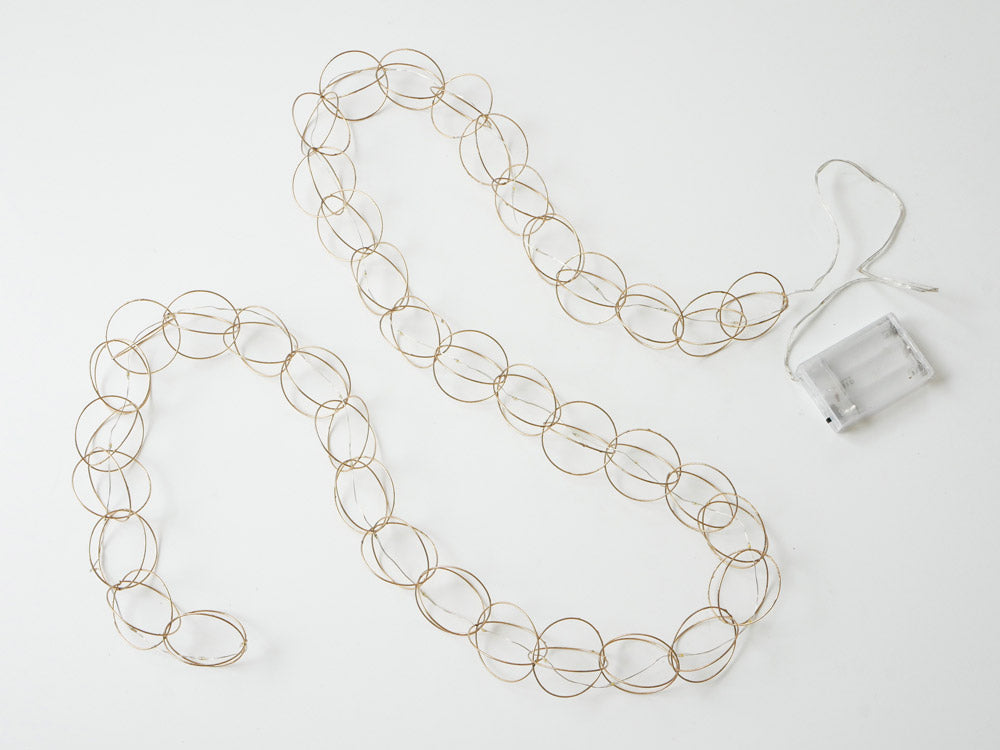 銀色の螺旋形金属チェーンにLEDライトが取り付けられたホーンプリーズMADEのワイヤーガーランド