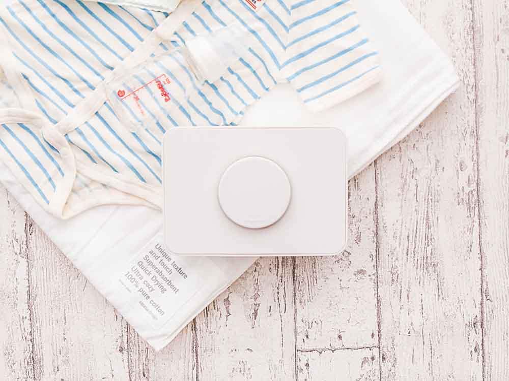 子供がサラサデザインのシリコン蓋付きウェットティッシュホルダーが入った箱を持っている