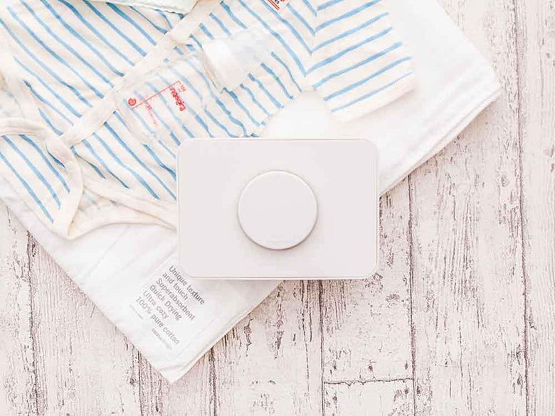 子供がサラサデザインのシリコン蓋付きウェットティッシュホルダーが入った箱を持っている