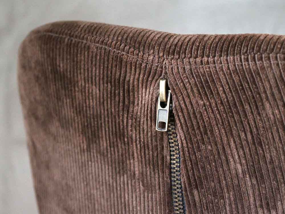 ブラウンベルベットとレザーのアームレスト付きソファ