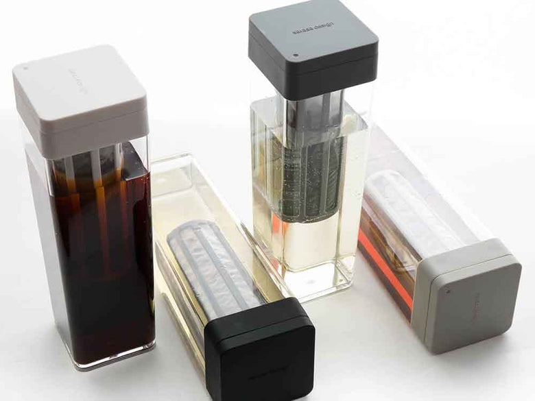 サラサデザインの透明プラスチック製ウォータージャグ、水出しフィルター付き1.2リットル