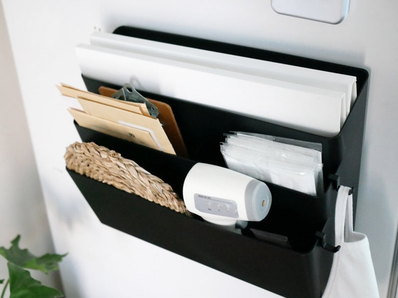 冷蔵庫側面に取り付けた3段マグネット収納ポケット