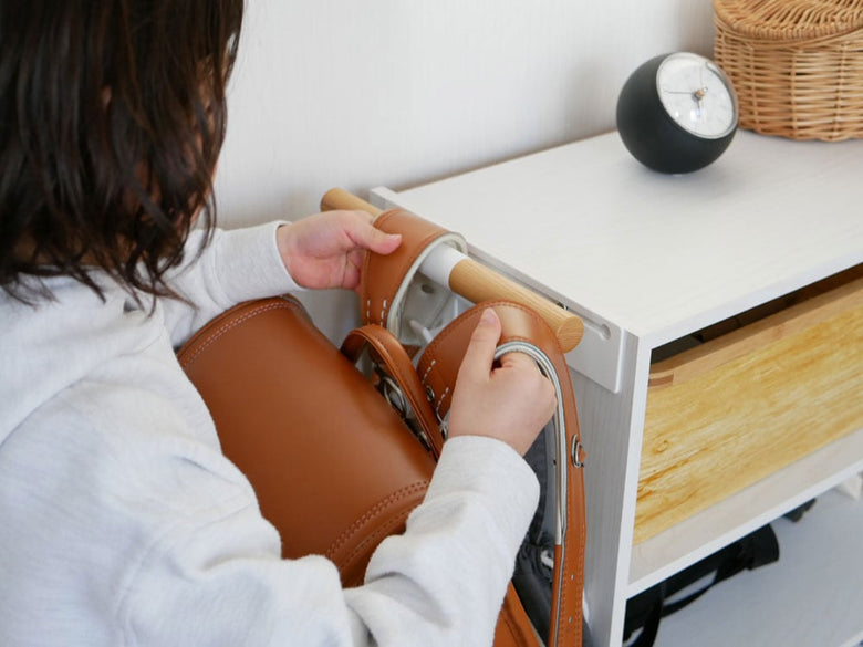 子供用ランドセルとリュックを掛けるデスク