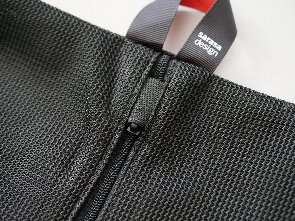 サラサデザインのワイドランドリーネット。ポリエステル製メッシュバッグとウェビングストラップを備えた洗濯用ネット。