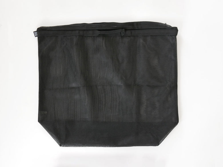 サラサデザインのランドリーネットバッグ。肩掛け可能なトートタイプで、サイズは約幅60cm×奥行20cm×高さ50cm。ポリエステルとラテックス製。