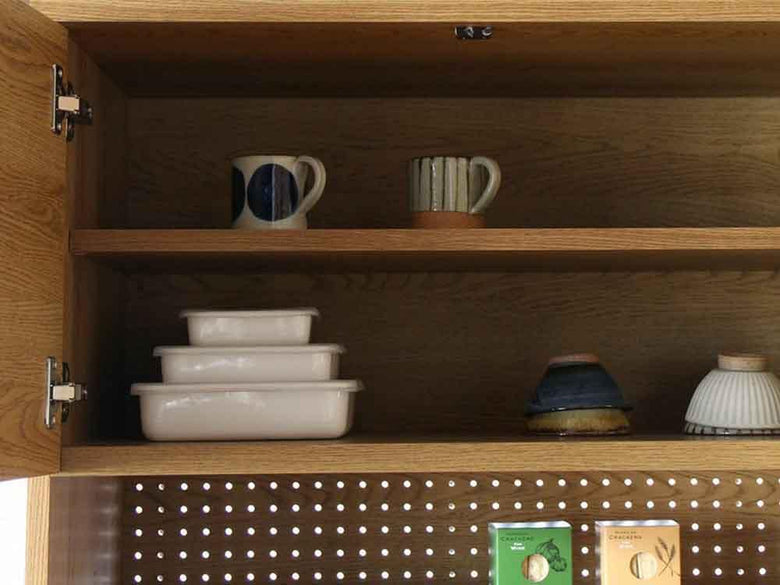 オーク無垢材のキッチンボードと木製棚