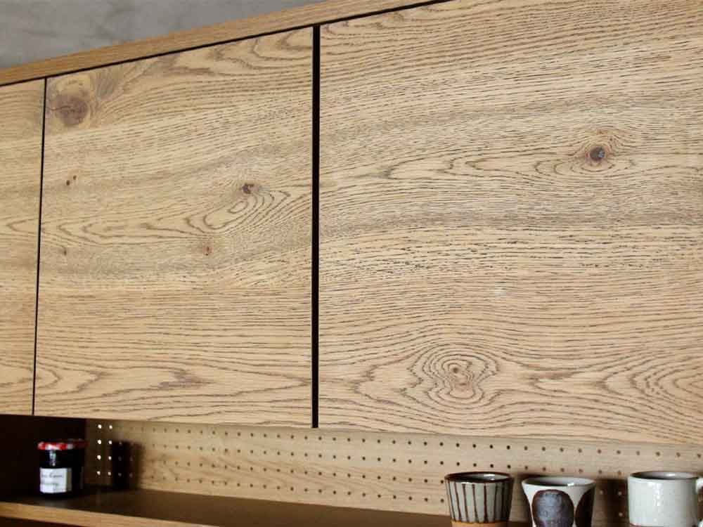 オーク材使用のシンプルなキッチンボード