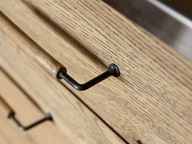 オーク材のカウンターボードに引き出し付き