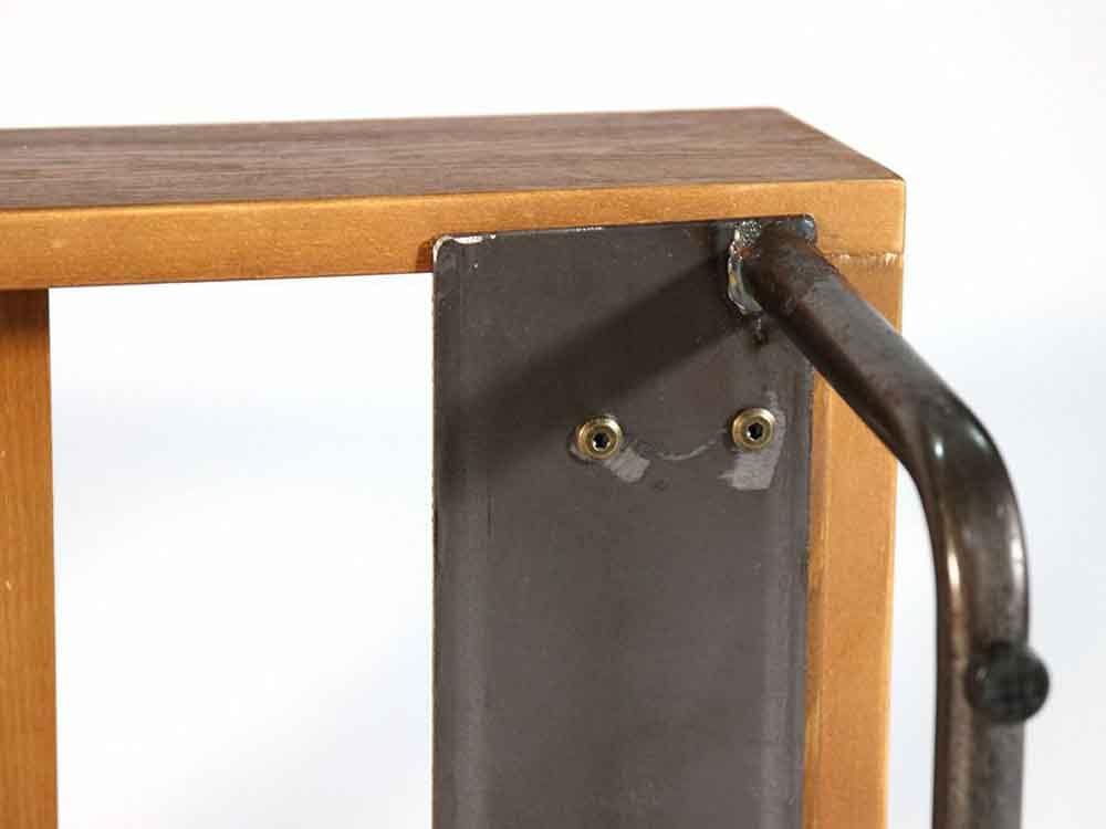 a.depecheのウォームベンチ、木と鉄のデザイン