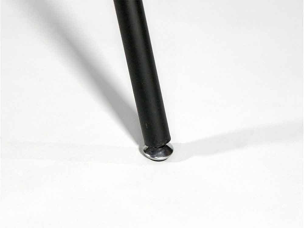 ウォルナット天板とスチール脚のアデペシュダイニングテーブル