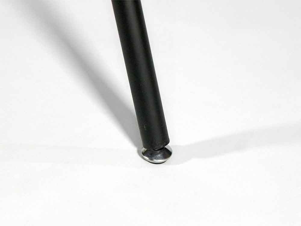 スチール脚のウォルナットダイニングテーブル