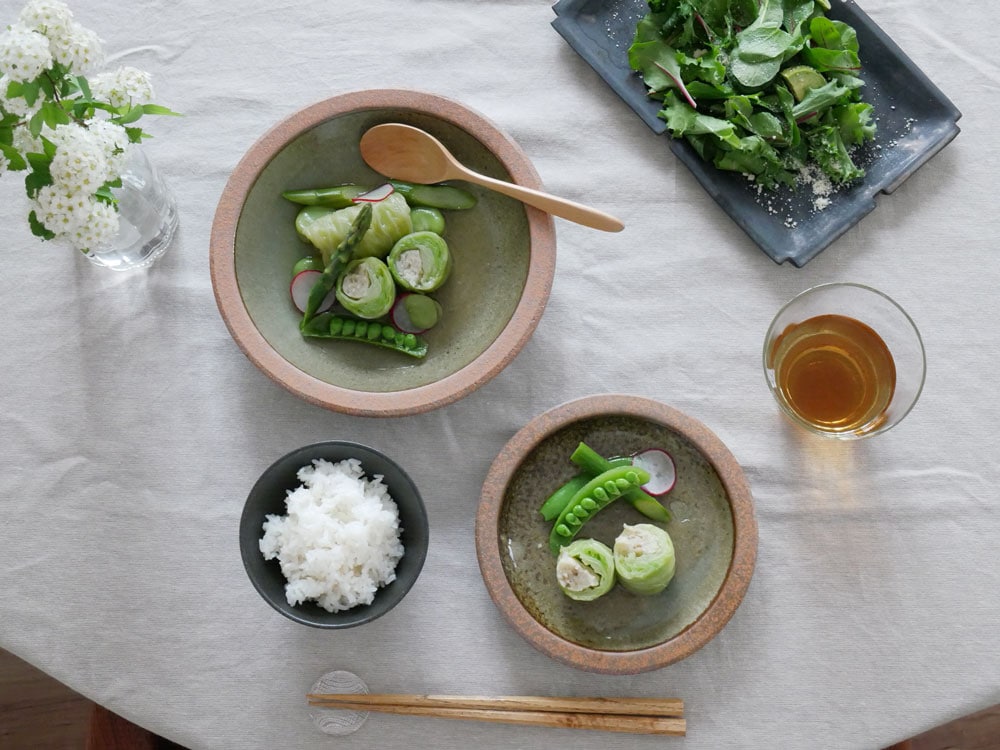 白い陶器のプレートとボウルに盛られた野菜料理