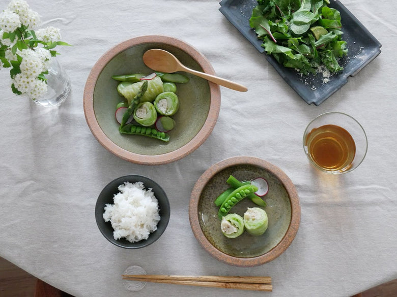 白い陶器のプレートとボウルに盛られた野菜料理
