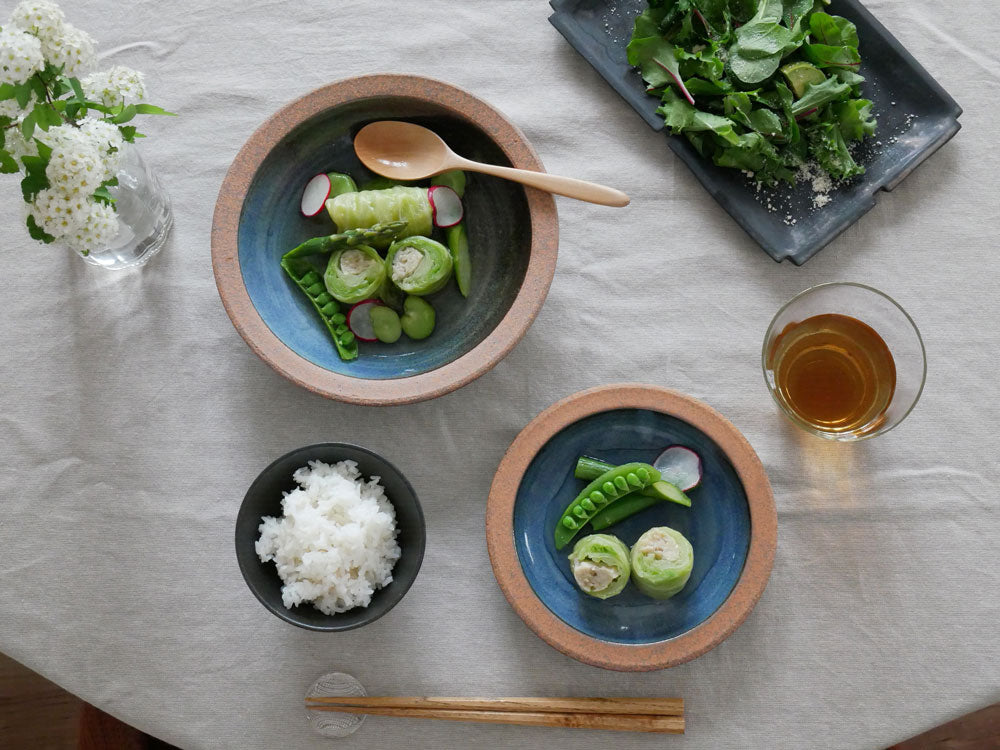 アデペシュ製OTOHA陶器プレートと食材が並んだ画像