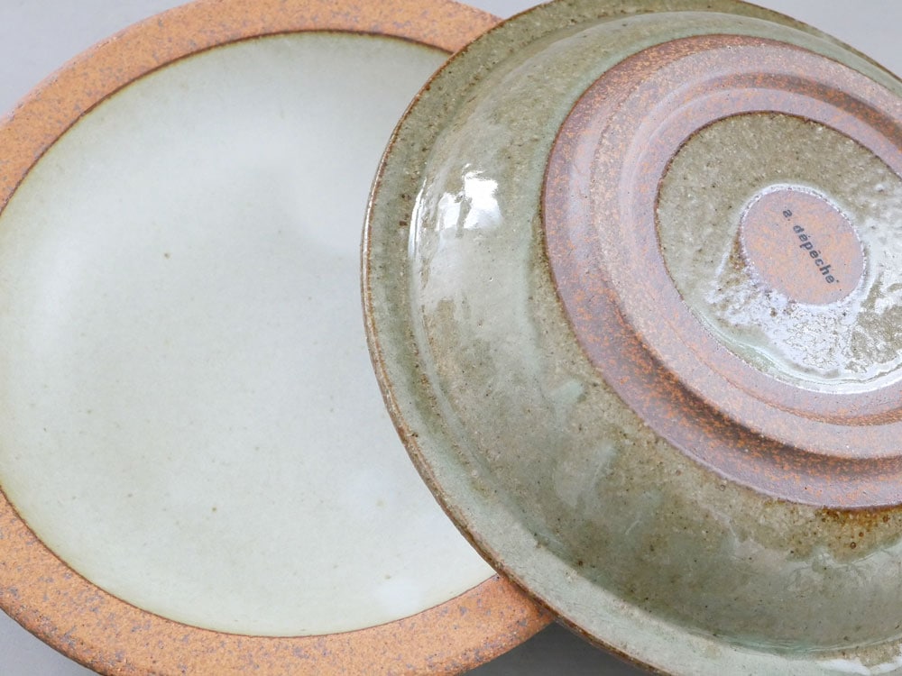 ピンクの陶器プレートと蓋セット