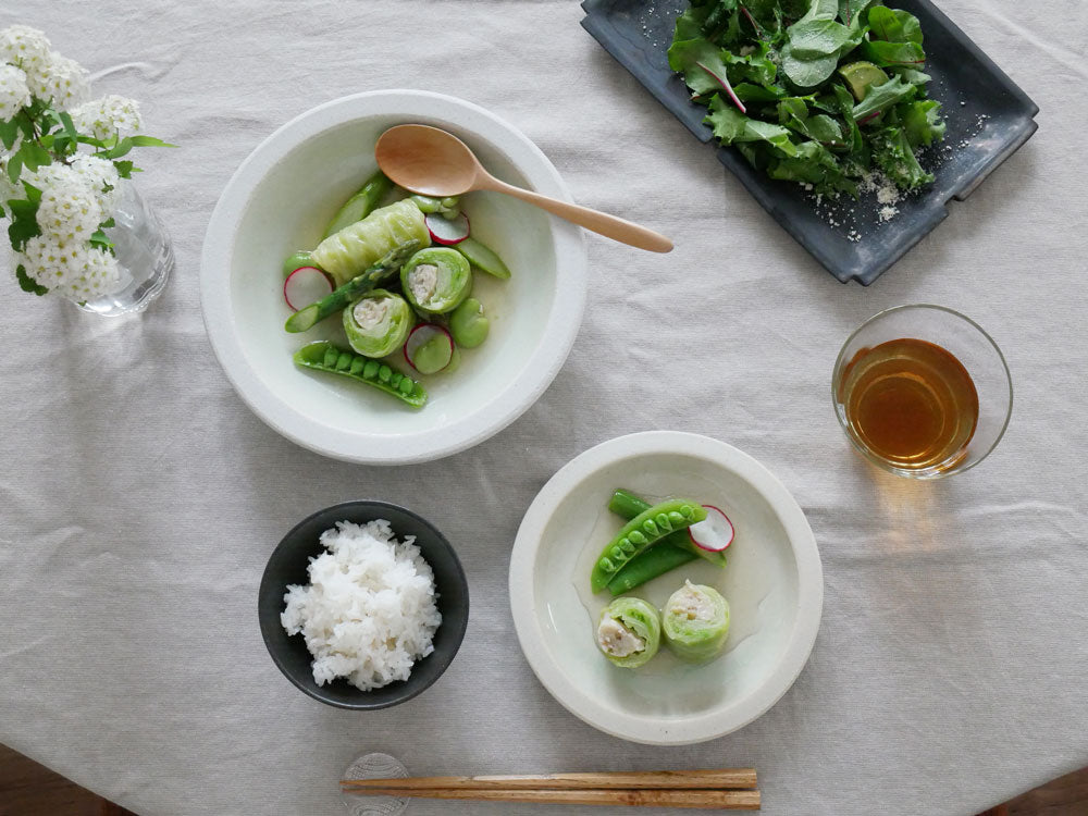 アデペシュのOTOHA陶器プレートと野菜