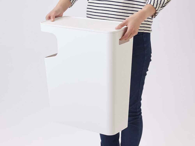 プラスチック製ダストボックスとサイドテーブル