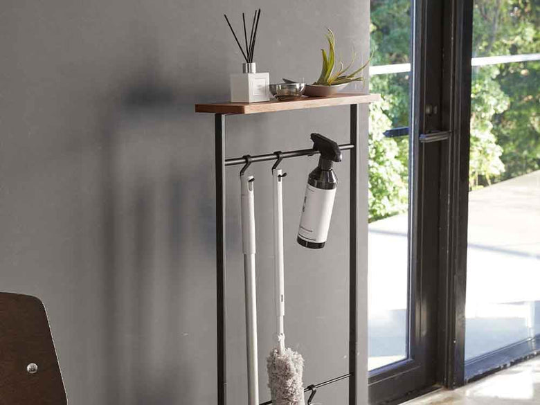 YAMAZAKIタワー傘立て、スチールと天然木のデザイン