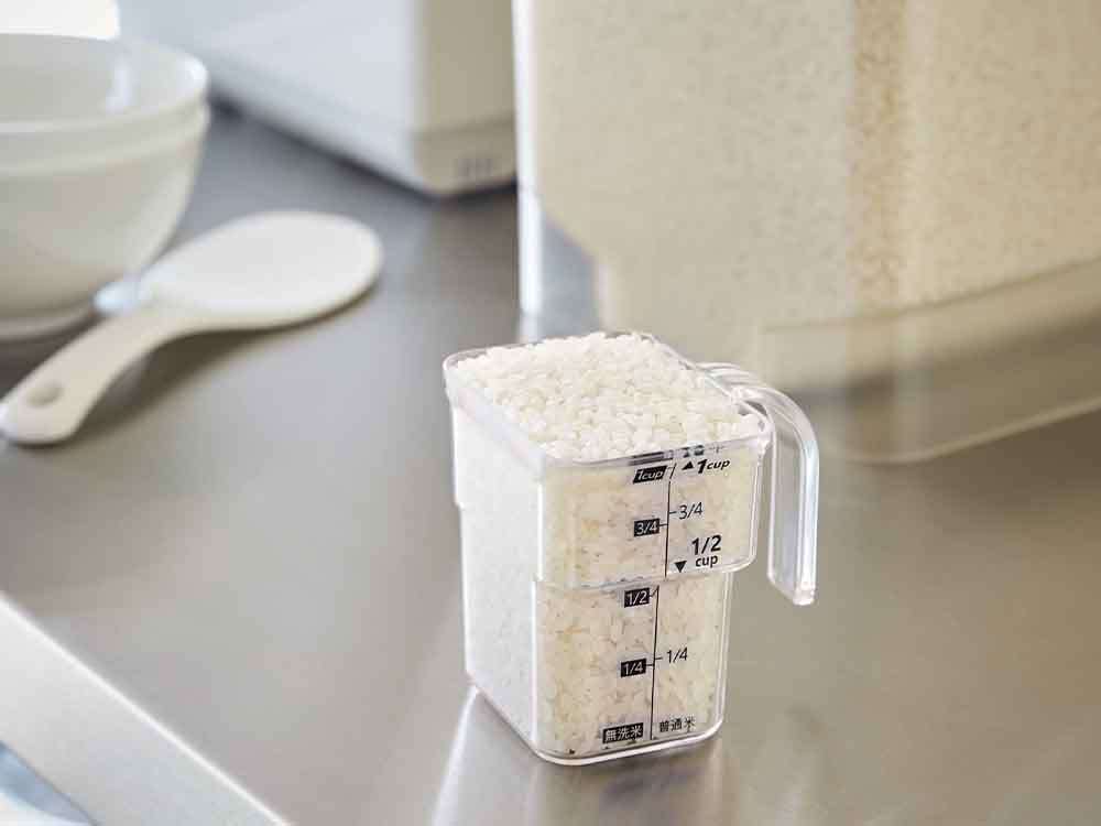 プラスチック製の密閉米びつと計量カップ