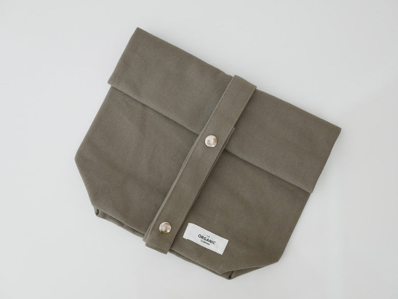 The Organic Companyのオーガニックコットン製スモールバッグ、ヘビーキャンバス素材、ボタンとレザー製ポケット付き