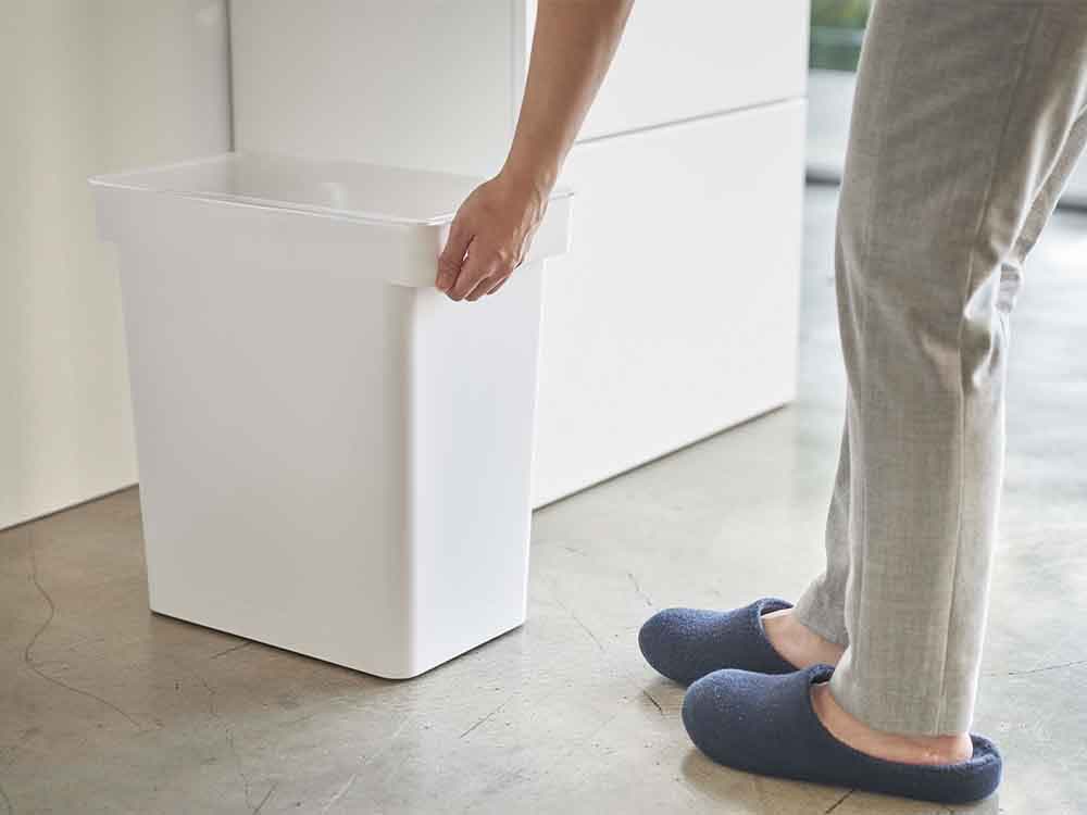 YAMAZAKIタワーの密閉米びつと計量カップ