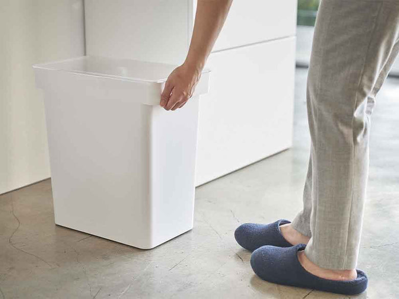 YAMAZAKIタワーの密閉米びつと計量カップ