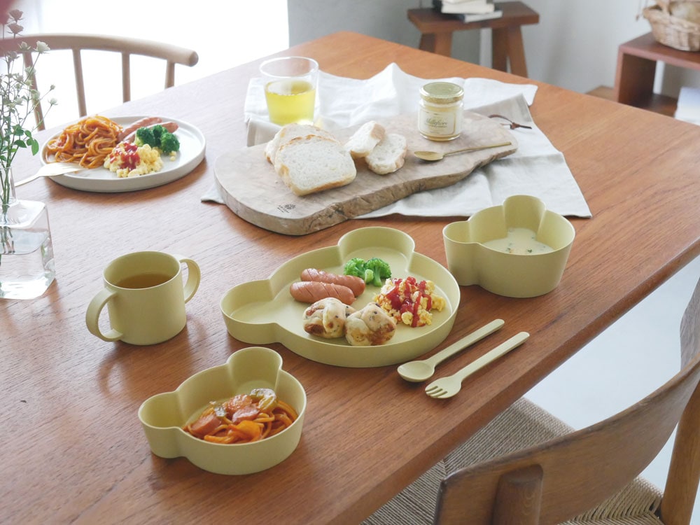 タックビオキッズディッシュカトラリーセットの皿とスプーン