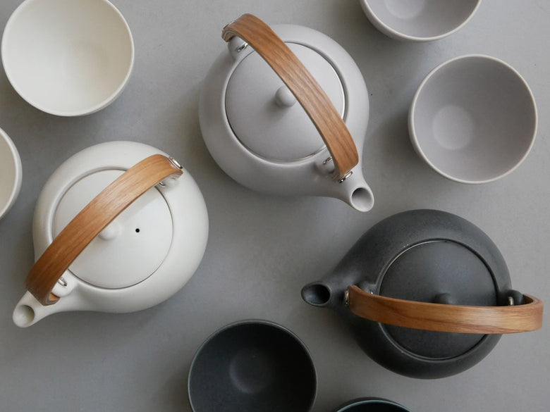 サリュー製白磁の急須とカップ