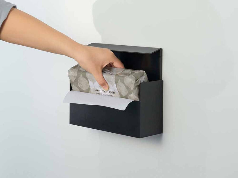 タワーブランドのウォールペーパーホルダーとペーパータオル