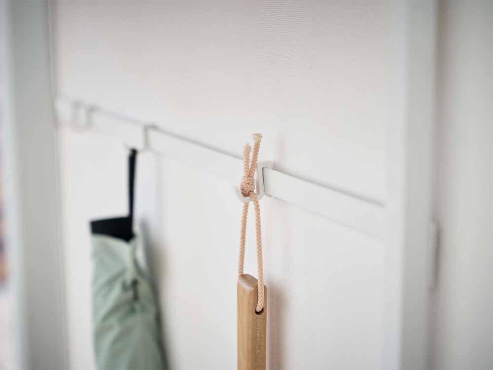コンソールテーブルに取り付けられた洋服ハンガーとロープ