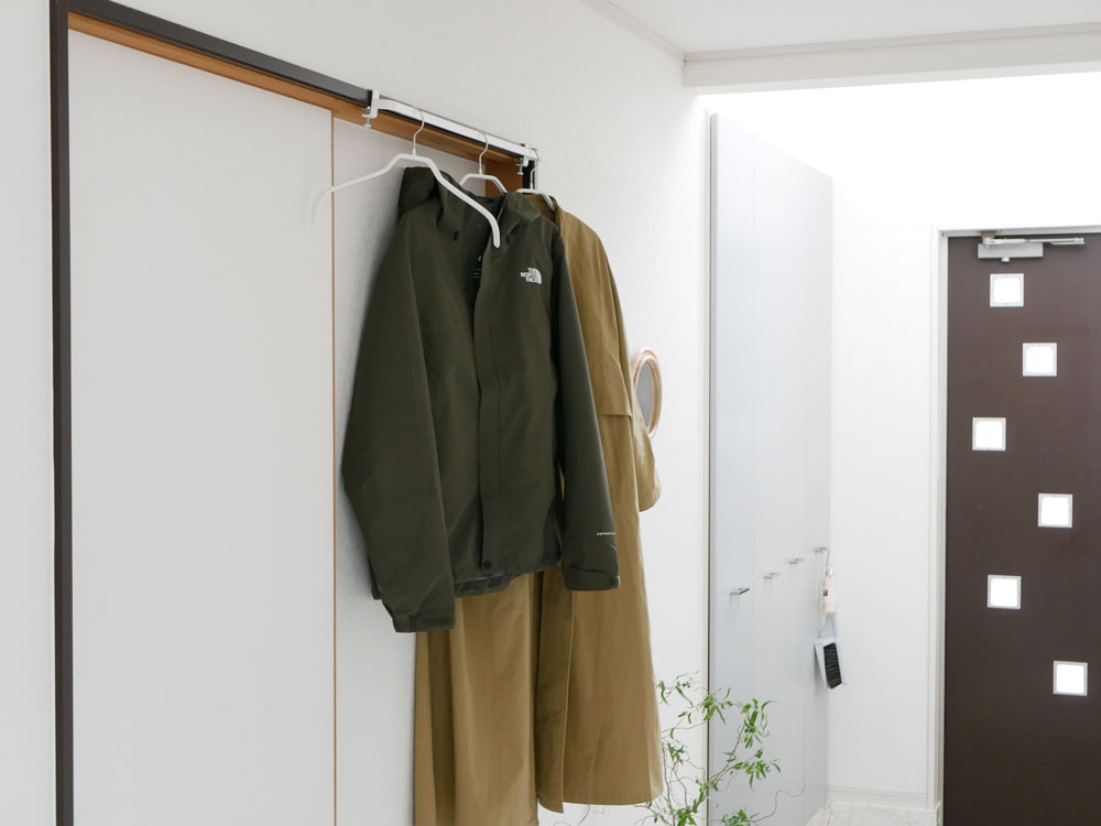 クローゼット内に設置されたtowerタワー物干しハンガーバー