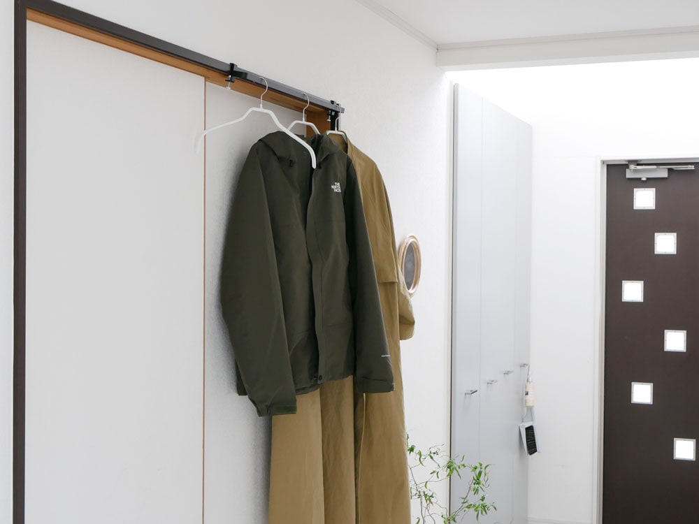 クローゼットに取り付けられたタワー室内物干しハンガーバー