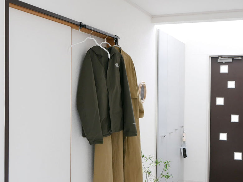 クローゼットに取り付けられたタワー室内物干しハンガーバー