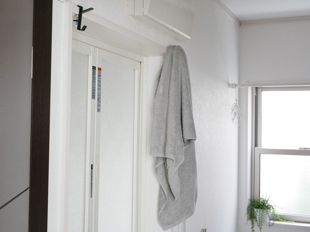 室内に設置されたグレーのタワー物干しフック