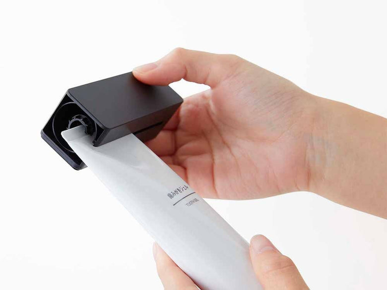 タワー製マグネット式歯磨き粉ホルダーが壁に設置