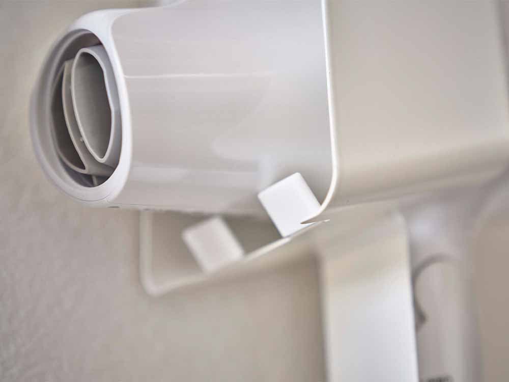 towerブランドの棚下ドライヤーホルダーとドライヤー