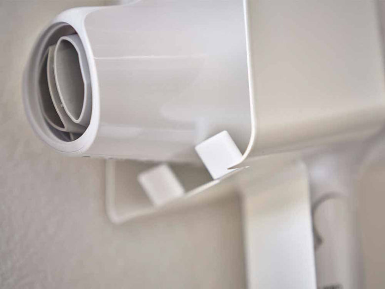 towerブランドの棚下ドライヤーホルダーとドライヤー