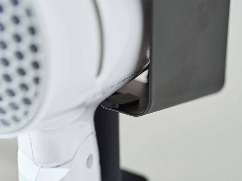 タワーの棚下ドライヤーホルダーにヘアドライヤーが掛かっている