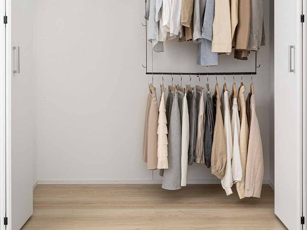 2段ハンガーと棚が備わったクローゼット
