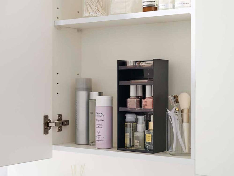 タワー4段コスメ収納ケースとボトルが棚に置かれている