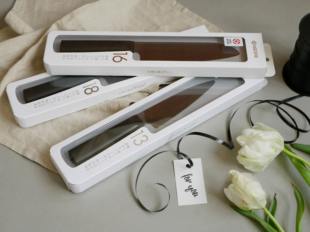 KYOCERA/京セラのcocochical ココチカルシリーズ、ファインセラミック製の刃とポリプロピレン製ハンドルを持つペティナイフ、三徳包丁、シェフズナイフのキッチンナイフセット
