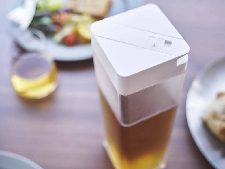 towerブランドの黒い倒して置ける冷水筒