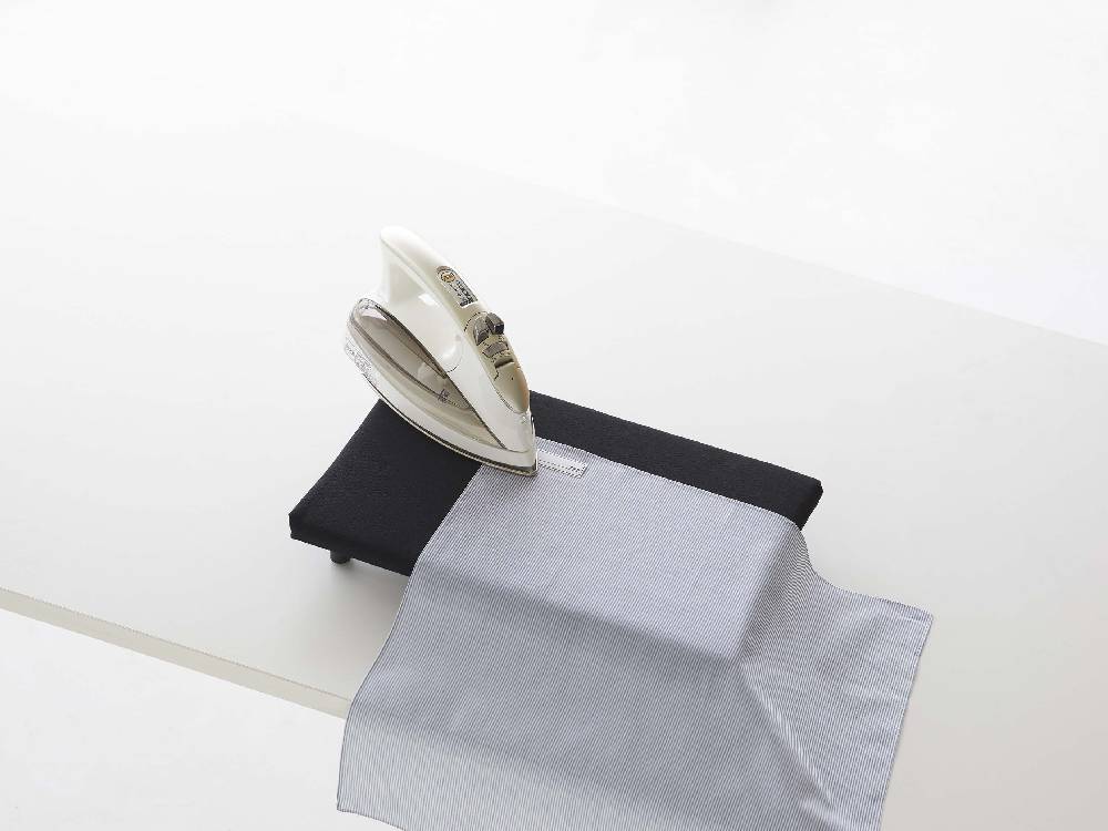 銀色の卓上脚付き平型アイロン台