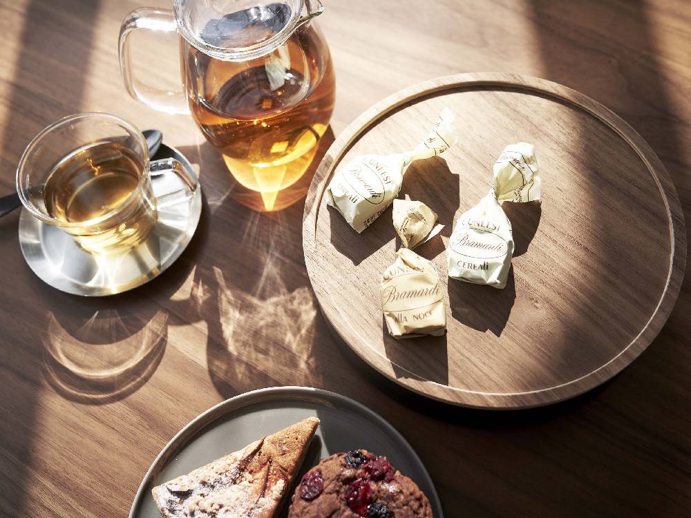 RINリンの蓋付き収納ケースと食器が並ぶ画像