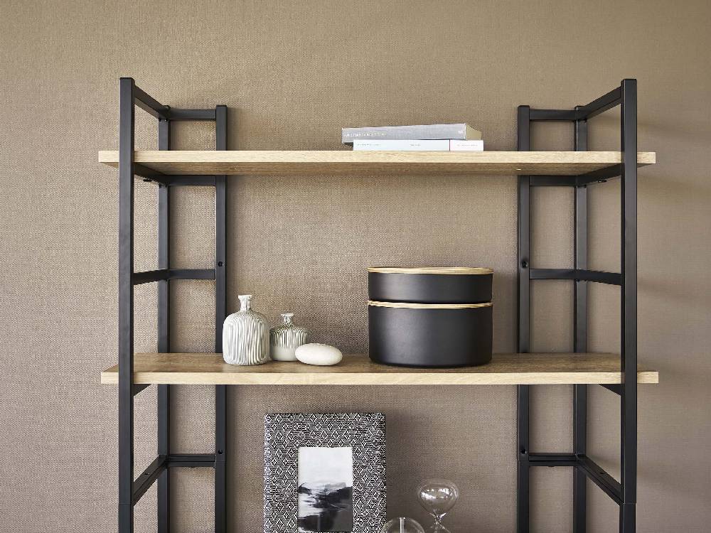 RIN蓋付き収納ケースが置かれた木製本棚