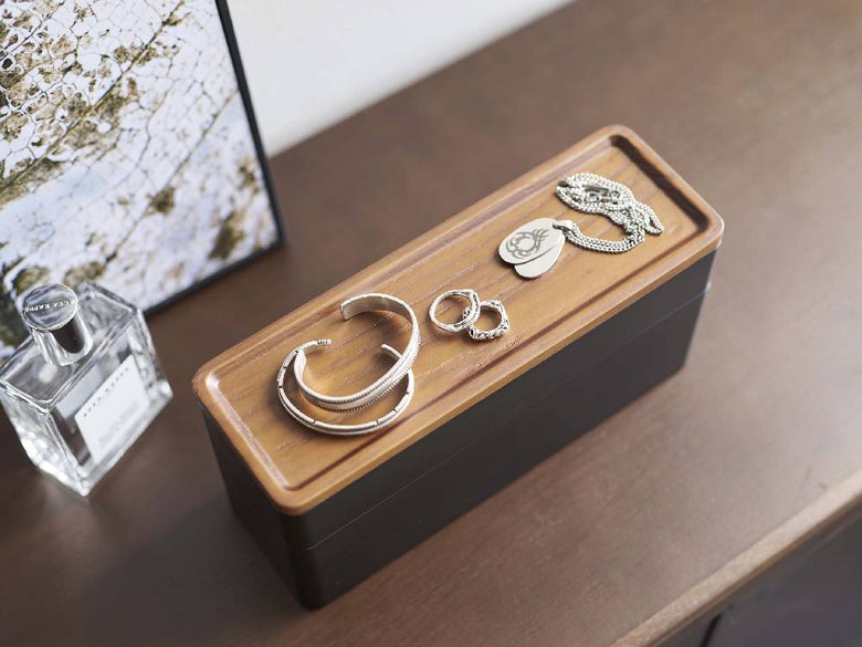 銀とプラチナの結婚指輪が並ぶボックス